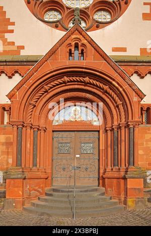 Portale con arredi della chiesa neomanica di S. Lutvio, timpano, decorazione, porta della chiesa, scala aperta, Mettlach, Saarland, Germania Foto Stock