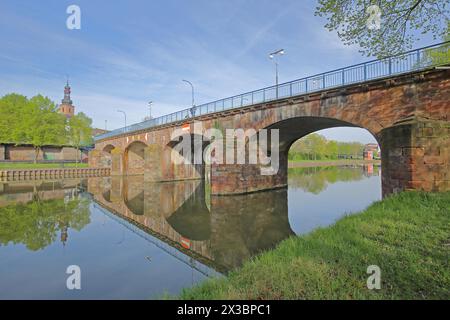 Ponte vecchio sulla torre Saar della chiesa del castello, riflesso, riva Saar, Saarbruecken, Saarland, Germania Foto Stock