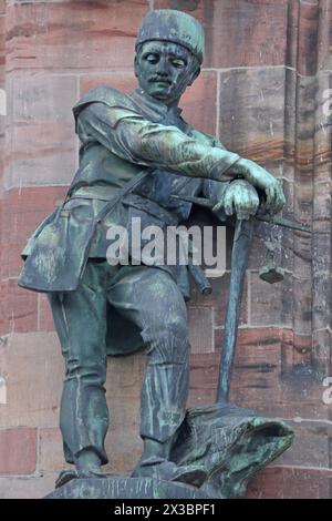 Scultura Miner con piccone come simbolo dell'industria e dell'estrazione mineraria, statua, figura, bronzo, lavoratore, piccone, piccone, New Town Hall St. Johann Foto Stock