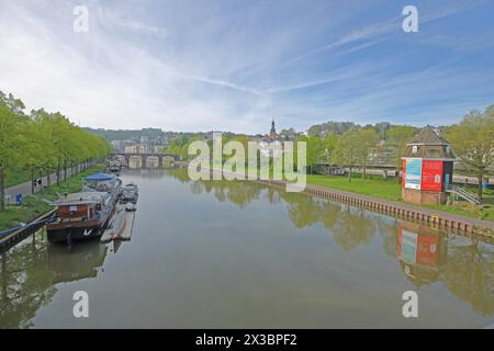 Vista dal ponte Wilhelm-Heinrich con la vecchia gru Saar, il ponte vecchio e la nave Peniche Mosella, la primavera, la gru, la riflessione, Saarbank, Saar, Saarbruecken Foto Stock