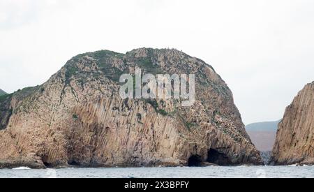 Paesaggi costieri aspre nel parco di campagna di Sai Kung East a Hong Kong. Foto Stock