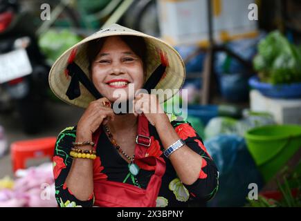 Ritratto di una donna vietnamita sorridente scattata al mercato centrale di Hoi An, Vietnam. Foto Stock