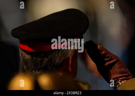 Sydney, Australia. 25 aprile 2024. Un soldato saluta durante l'ANZAC Day Dawn Service presso il Martin Place Cenotaph il 25 aprile 2024 a Sydney, Australia. Credito: IOIO IMAGES/Alamy Live News Foto Stock