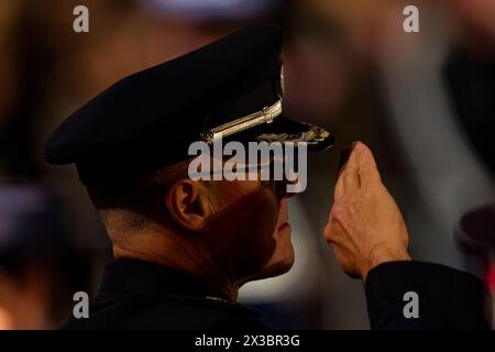 Sydney, Australia. 25 aprile 2024. Un soldato saluta durante l'ANZAC Day Dawn Service presso il Martin Place Cenotaph il 25 aprile 2024 a Sydney, Australia. Credito: IOIO IMAGES/Alamy Live News Foto Stock