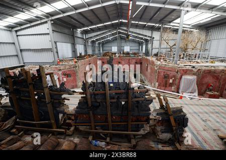 Lavori di ristrutturazione del ponte Chùa Cầu del XVIII secolo (ponte giapponese) nella città vecchia di Hội An, Vietnam. Foto Stock