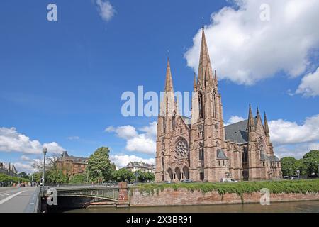 Chiesa neogotica di San Paolo con torri gemelle e Pont d'Auvergne sull'Ill, fiume, ponte, Strasburgo, Bas-Rhin, Alsazia, Francia Foto Stock