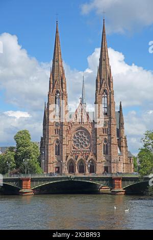 Chiesa neogotica di San Paolo con torri gemelle e Pont d'Auvergne sull'Ill, fiume, ponte, Strasburgo, Bas-Rhin, Alsazia, Francia Foto Stock