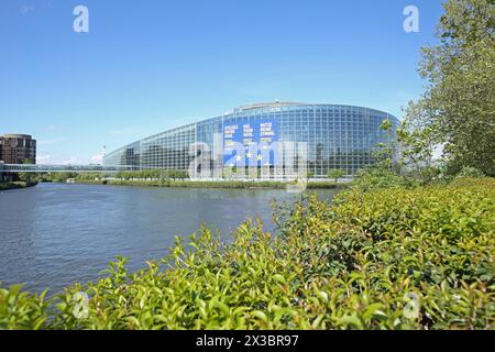 Parlamento europeo sul fiume Ill, Parlamento europeo, Parlamento europeo, bandiera, manifesto, politico, appello, iscrizione, elezione, Strasburgo Foto Stock