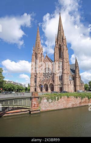 Chiesa neogotica di San Paolo con torri gemelle e Pont d'Auvergne sull'Ill, fiume, ponte, Strasburgo, Bas-Rhin, Alsazia, Francia Foto Stock