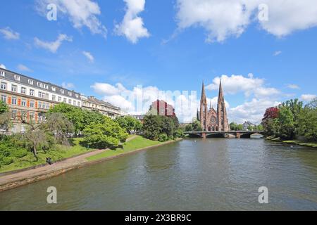 Chiesa neogotica di San Paolo con torri gemelle e Pont d'Auvergne sul fiume Ill, sulla riva, sul ponte, Strasburgo, BAS-Rhin, Alsazia, Francia Foto Stock