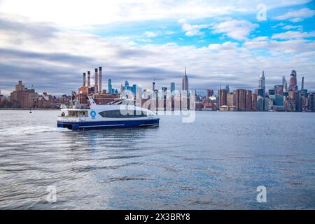 Traghetto del servizio di traghetto di New York City sull'East River sullo sfondo di Manhattan, New York City, Stati Uniti Foto Stock