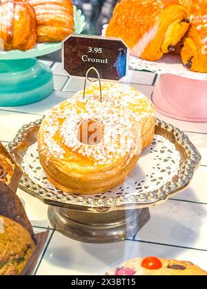 I cronuts sono la pasticceria alla moda di New York: Croissant a forma di ciambella Foto Stock