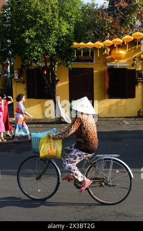 Splendidi edifici antichi nella città vecchia di Hoi An, Vietnam. Foto Stock