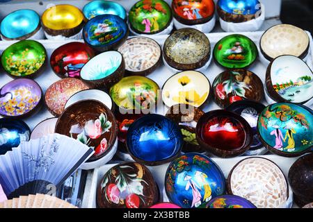 Ciotole decorate a base di conchiglie di cocco esposte in un negozio nella città vecchia di Hoi An, Vietnam. Foto Stock