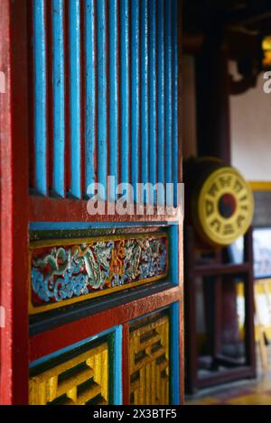 Il bellissimo tempio di Quan Cong nella città vecchia di Hoi An, in Vietnam. Foto Stock