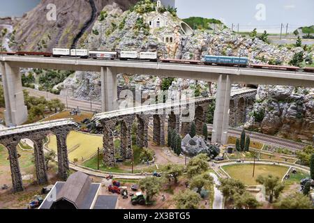 Ponti nel modello di tracciato ferroviario a Miniatur Wunderland Amburgo, Germania Foto Stock