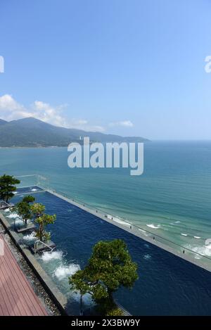 Una splendida vista della costa e del mare con la piscina a sfioro sul tetto dell'Hilton Garden Inn a da Nang, Vietnam Foto Stock