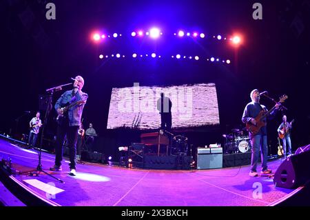 25 aprile 2024, Norfolk, Virginia, Stati Uniti: Grammy, vincitore del CMA, ALABAMA, porta un po' di paese alla Chartway Arena presso LA VECCHIA DOMINION UNIVERSITY di Norfolk, Virginia, il 25 aprile 2024..Photo.Â©Jeff Moore, (Credit Image: © Jeff Moore/ZUMA Press Wire) SOLO PER USO EDITORIALE! Non per USO commerciale! Foto Stock