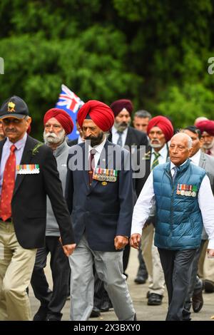 Melbourne, Australia. 25 aprile 2024. I veterani indiani stanno marciando durante la parata dell'Anzac Day presso il memoriale dello Shrine of Remembrance di Melbourne. (Foto di Alexander Bogatyrev/SOPA Images/Sipa USA) credito: SIPA USA/Alamy Live News Foto Stock