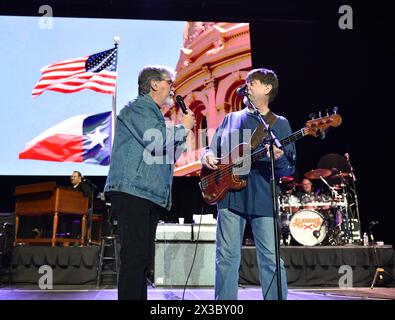 25 aprile 2024, Norfolk, Virginia, Stati Uniti: Grammy, vincitore del CMA, i membri DELL'ALABAMA RANDY OWEN e TEDDY GENTRY portano un po' di paese alla Chartway Arena presso LA VECCHIA DOMINION UNIVERSITY di Norfolk, Virginia, il 25 aprile 2024..Photo.Â©Jeff Moore, (Credit Image: © Jeff Moore/ZUMA Press Wire) SOLO PER USO EDITORIALE! Non per USO commerciale! Foto Stock