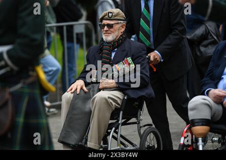 Melbourne, Australia. 25 aprile 2024. Il veterano del Royal Australian Regiment viene guidato durante la parata dell'Anzac Day presso il memoriale dello Shrine of Remembrance di Melbourne. (Foto di Alexander Bogatyrev/SOPA Images/Sipa USA) credito: SIPA USA/Alamy Live News Foto Stock