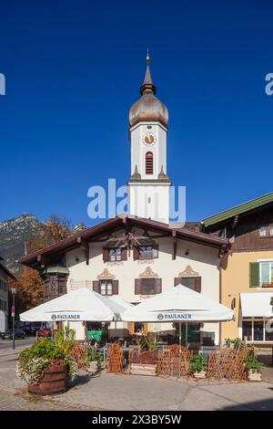 Locanda con Lueftlmalerei e chiesa parrocchiale di San Pietro, quartiere di Garmisch, Garmisch-Partenkirchen, terra di Werdenfelser, alta Baviera, Baviera, Germania Foto Stock