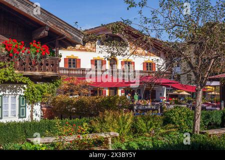 Pub e birreria all'aperto Fischers Mohrenplatz, distretto di Garmisch, Garmisch-Partenkirchen, Land Werdenfelser, alta Baviera, Baviera, Germania Foto Stock