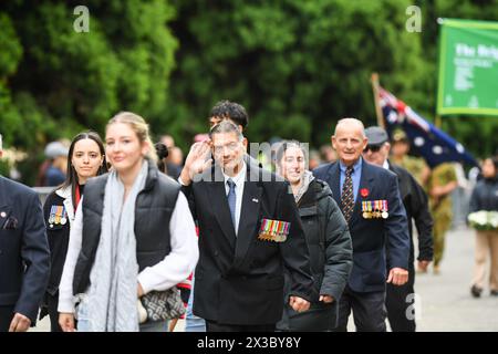 Melbourne, Australia. 25 aprile 2024. I veterani maltesi stanno marciando durante la parata dell'Anzac Day presso il memoriale del Santuario della memoria a Melbourne. (Foto di Alexander Bogatyrev/SOPA Images/Sipa USA) credito: SIPA USA/Alamy Live News Foto Stock