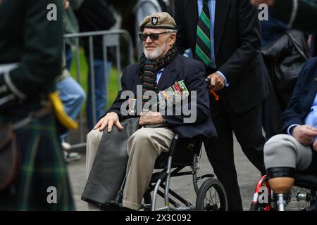 Melbourne, Australia. 25 aprile 2024. Il veterano del Royal Australian Regiment viene guidato durante la parata dell'Anzac Day presso il memoriale dello Shrine of Remembrance di Melbourne. Credito: SOPA Images Limited/Alamy Live News Foto Stock