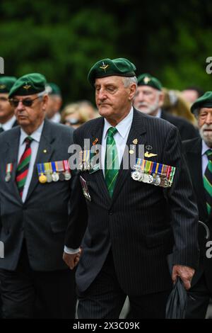 Melbourne, Australia. 25 aprile 2024. Gruppo di veterani marciano durante la parata dell'Anzac Day al memoriale del Santuario della memoria a Melbourne. Credito: SOPA Images Limited/Alamy Live News Foto Stock