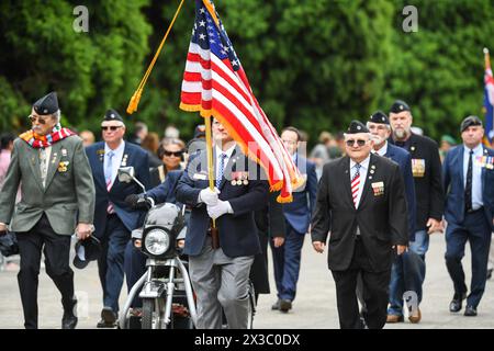 Melbourne, Australia. 25 aprile 2024. I veterani degli Stati Uniti stanno marciando durante la parata dell'Anzac Day al memoriale dello Shrine of Remembrance di Melbourne. Credito: SOPA Images Limited/Alamy Live News Foto Stock