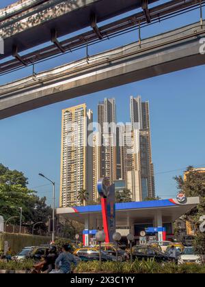 02 25 2024 alti edifici a più piani dietro i binari monorotaia alti 30 metri Loar Parel, Mumbai, India Asia. Foto Stock