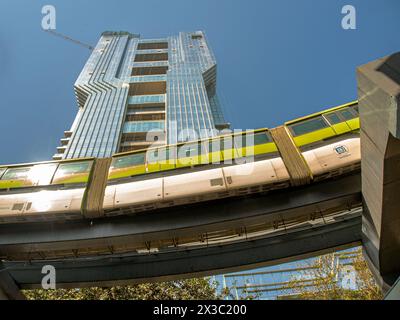 02 25 2024 alti edifici a più piani dietro i binari monorotaia alti 30 metri Loar Parel, Mumbai, India Asia. Foto Stock