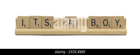 Ocala, FL 4-12-24 è un annuncio di celebrazione per bambini fatto con piastrelle quadrate in legno su supporto per piastrelle in legno isolato su sfondo bianco Foto Stock