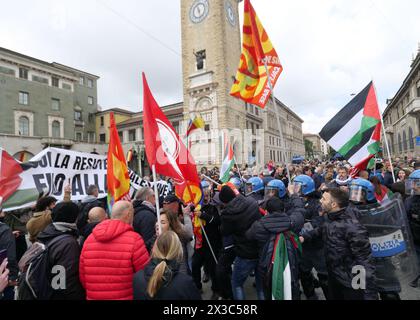 Manifestazione a Bergamo per la Palestina libera e contro la manifestazione del 25 aprile a Bergamo, Lombardia, Italia Foto Stock