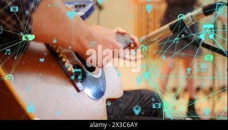 Immagine di una rete di connessioni di icone di interfaccia digitale dei social media sull'uomo che suona la chitarra Foto Stock