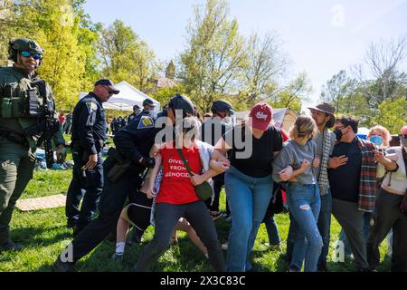 Bloomington, Stati Uniti. 25 aprile 2024. BLOOMINGTON, INDIANA - APRILE 25: Decine di persone vengono arrestate dalla squadra di sommossa della polizia di Stato dell'Indiana durante una protesta pro-palestinese nel campus il 25 aprile 2024 a Bloomington, Indiana. I manifestanti avevano allestito un campo tenda a Dunn Meadow alle 11 del mattino e la polizia ha detto loro di abbattere le tende, o avrebbero sgomberato l'area con la forza e arrestato chiunque non se ne fosse andato. Tutti i manifestanti arrestati, compresi i professori, sono stati banditi dal campus dell'Indiana University per un anno. ( Crediti: Jeremy Hogan/Alamy Live News Foto Stock