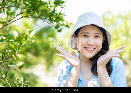 giovane ragazza sana e carina più taglia felice sorridente al giardino arancione fattoria all'aperto Foto Stock