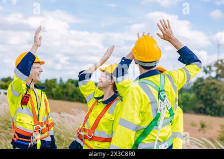 il gruppo del team di ingegneri felice ha finito il lavoro svolto il progetto di assistenza gioioso alto cinque mani insieme sorridendo Foto Stock