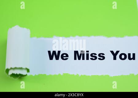 Concetto di We Miss You testo scritto in carta strappata. Foto Stock