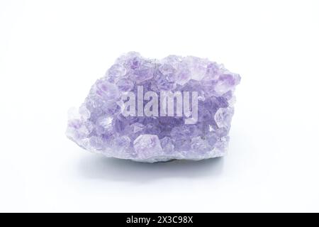 Gemma naturale ametista viola isolata su sfondo bianco. Cristalli di quarzo Crystal Stone macro Mineral, ametista ruvida viola su sfondo bianco Foto Stock