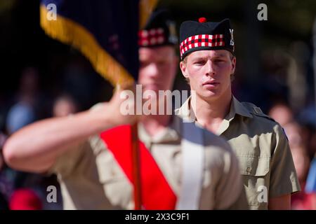 Sydney, Australia. 25 aprile 2024. Scots College Colour Party accompagnato dallo Scots College Pipes and Drums durante il ANZAC Day Commemoration Service presso l'Anzac Memorial, Hyde Park South il 25 aprile 2024 a Sydney, Australia Credit: IOIO IMAGES/Alamy Live News Foto Stock