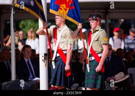 Sydney, Australia. 25 aprile 2024. Scots College Colour Party accompagnato dallo Scots College Pipes and Drums durante il ANZAC Day Commemoration Service presso l'Anzac Memorial, Hyde Park South il 25 aprile 2024 a Sydney, Australia Credit: IOIO IMAGES/Alamy Live News Foto Stock