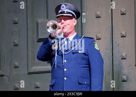 Sydney, Australia. 25 aprile 2024. Il Bugler Adam Malone suona "Last Post" durante il servizio commemorativo ANZAC Day presso l'Anzac Memorial, Hyde Park South il 25 aprile 2024 a Sydney, Australia crediti: IOIO IMAGES/Alamy Live News Foto Stock