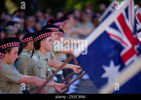 Sydney, Australia. 25 aprile 2024. Scots College Cadet Unit e Flag Orderlies durante il ANZAC Day Commemoration Service presso l'Anzac Memorial, Hyde Park South il 25 aprile 2024 a Sydney, Australia Credit: IOIO IMAGES/Alamy Live News Foto Stock