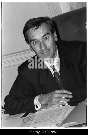 JOHN REDWOOD, RITRATTO, 1993: Il Segretario di Stato per il Galles John Redwood fotografò alla sua scrivania presso l'ufficio gallese di Whitehall, Londra, il 16 novembre 1993. Foto: Rob Watkins. INFORMAZIONI: John Redwood, un politico conservatore britannico nato il 15 giugno 1951 a dover, in Inghilterra, è stato membro del Parlamento per Wokingham dal 1987. Noto per il suo convinto euroscetticismo, ha ricoperto varie posizioni ministeriali, tra cui il Segretario di Stato per il Galles, e ha svolto un ruolo chiave nella definizione della politica conservatrice. Foto Stock