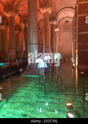 Istanbul, Turchia - 1° aprile 2024: La Cisterna Basilica, - Yerebatan, Istanbul, cancello chiosco di Erevan in Turkeyguilded presso il Palazzo Topkapi di Istanbul. Foto Stock