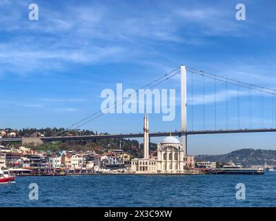 ISTANBUL, TURCHIA - 31 MARZO 2024: Moschea di ortakoy, chiamata anche buyuk mecidiye camii, o grande moschea mecidiye, dal bosforo, a istanbul, Turchia. Foto Stock