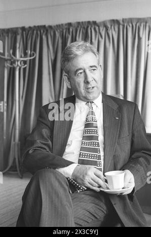 DAFYDD WIGLEY, RITRATTO, 1997: Il leader dei Plaid Cymru Dafydd Wigley durante la campagna elettorale generale del 1997 a Cardiff, Galles, Regno Unito, il 9 aprile 1997. Foto: Rob Watkins. Dafydd Wigley, un importante politico gallese, servì come leader di Plaid Cymru dal 1981 al 1984 e di nuovo dal 1991 al 2000. Noto per la sua appassionata difesa dell'indipendenza gallese, ha svolto un ruolo fondamentale nel plasmare la politica gallese. Foto Stock