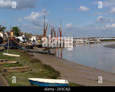 MALDON, ESSEX, Regno Unito - 25 APRILE 2024: Vista lungo il fiume Chelmer verso Hythe Quay e le Thames Barges ormeggiate lì Foto Stock